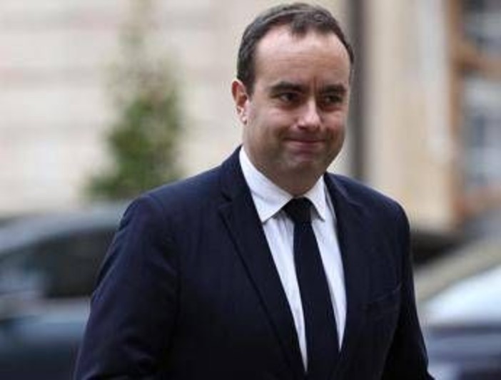 Francia, Lecornu denunciato per falso: "Non ha il Master come dice". E lui replica: "Tutte bugie"