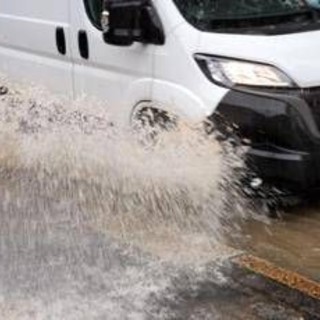 Nubifragio su Roma, strade allagate e traffico in tilt: giornata da incubo