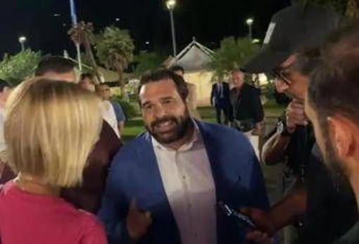 "Non impedite di fare domande", tensione tra il cronista di Report e la scorta di Giuli a Fenix "Non impedite di fare domande", tensione tra il cronista di Report e la scorta di Giuli a Fenix