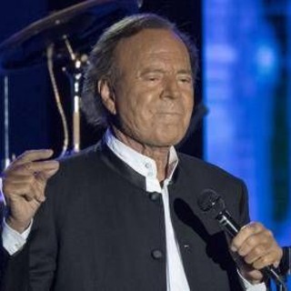 Julio Iglesias: "Contro di me accuse totalmente false, mai abusato di una donna"