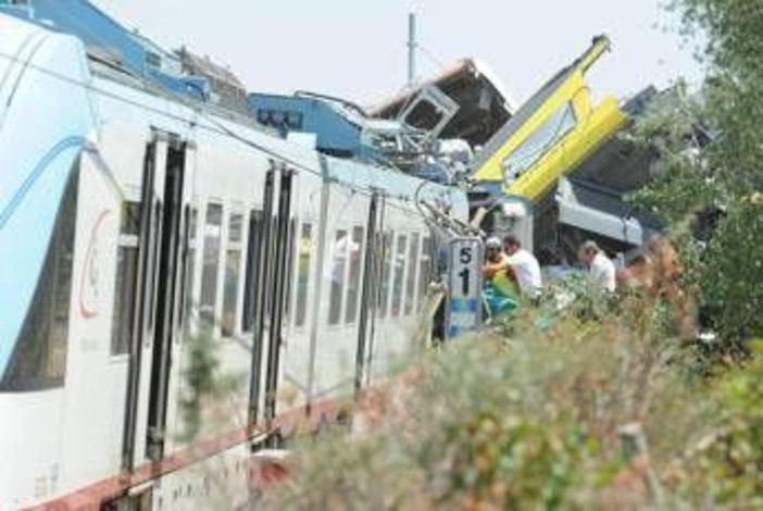 Scontro treni Andria, definitive condanne per capostazione e capotreno e assoluzioni ex dirigenti