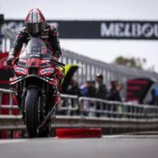 MotoGp, festa Aprilia in Australia: Bezzecchi domina la Sprint. Penultimo Bagnaia MotoGp, festa Aprilia in Australia: Bezzecchi domina la Sprint. Penultimo Bagnaia