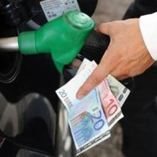 Carburanti, si ferma la corsa dei prezzi: quanto costano benzina e diesel oggi Carburanti, si ferma la corsa dei prezzi: quanto costano benzina e diesel oggi
