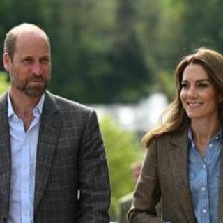 William e Kate portano i figli al pub... ma per giocare William e Kate portano i figli al pub... ma per giocare