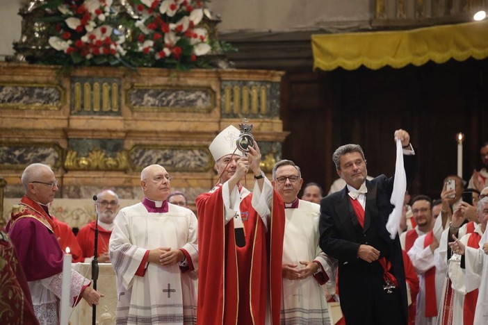 A Napoli si ripete il miracolo di San Gennaro, il sangue si è sciolto A Napoli si ripete il miracolo di San Gennaro, il sangue si è sciolto