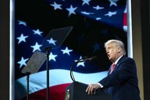 Trump: "Iran implora per un accordo". E lo Stretto di Hormuz diventa 'di Trump'