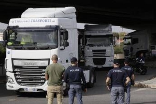 Protesta dei tir, stop ai blocchi in Campania: ripartono i rifornimenti. Il Garante invoca la precettazione