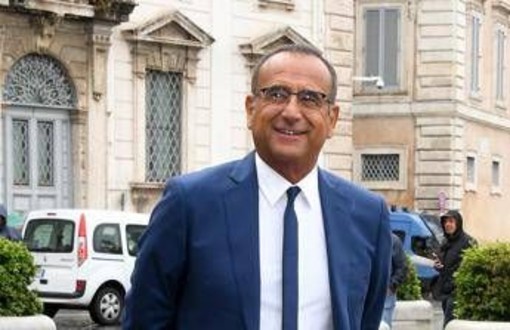 Ultimo Sanremo per Carlo Conti? "Cinque edizioni possono bastare" Ultimo Sanremo per Carlo Conti? "Cinque edizioni possono bastare"