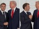 Trump e Macron, il balletto per la solita stretta di mano extralarge Trump e Macron, il balletto per la solita stretta di mano extralarge