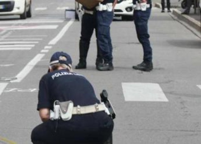 Auto pirata travolge due ragazzi a Guidonia: muore 23enne, ferito l'amico