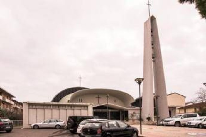Bomba tra i fiori davanti alla chiesa: il ritrovamento choc durante la festa parrocchiale Bomba tra i fiori davanti alla chiesa: il ritrovamento choc durante la festa parrocchiale