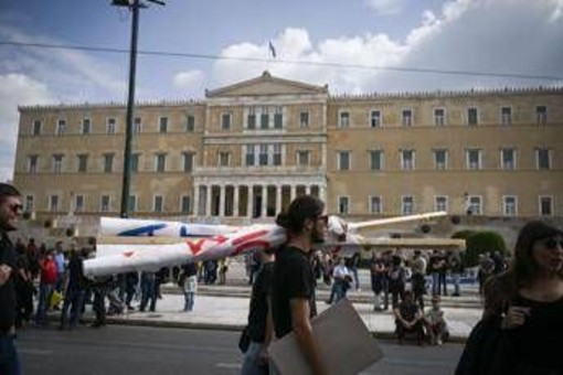 Grecia, giornata lavorativa di 13 ore: il Parlamento approva la legge Grecia, giornata lavorativa di 13 ore: il Parlamento approva la legge