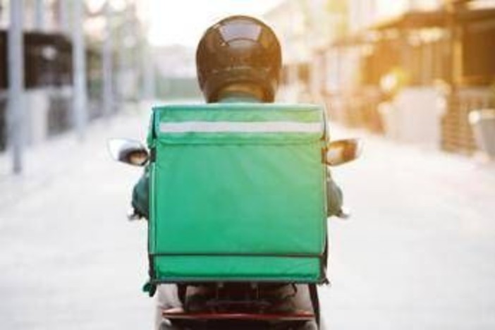 Roma, rider picchiato a bastonate e rapinato di bici e incasso