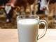 Latte crudo, la moda riprende quota in Usa. L'allarme dei medici: "Gravi rischi"