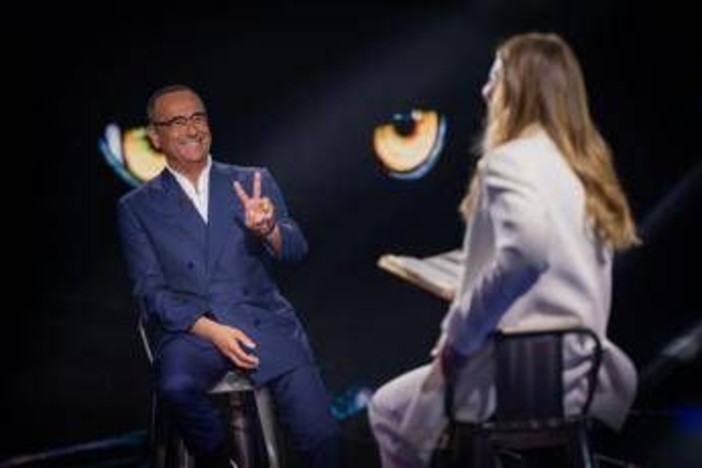 Belve, Carlo Conti: "Non sono bisessuale, ho solo un'idea fissa. Mio erede? Nicola Savino"