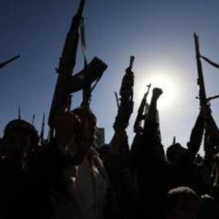 Riad: "Houthi responsabili attacco aeroporto, reagiremo". Raid sauditi contro i ribelli in Yemen Riad: "Houthi responsabili attacco aeroporto, reagiremo". Raid sauditi contro i ribelli in Yemen