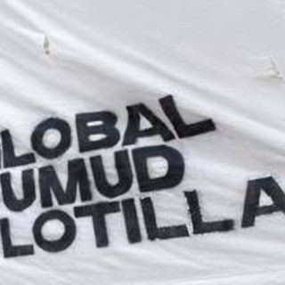 Flotilla, il racconto di un attivista italiano: "Costretti in ginocchio con armi puntate, persone prese a calci" Flotilla, il racconto di un attivista italiano: "Costretti in ginocchio con armi puntate, persone prese a calci"