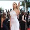 Laila Hasanovic conquista Cannes, la fidanzata di Sinner sfila con l'abito da 'sposina' Laila Hasanovic conquista Cannes, la fidanzata di Sinner sfila con l'abito da 'sposina'