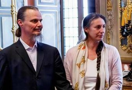 Famiglia nel bosco, la madre sulla separazione dai figli: "Momento traumatico ma rimarremo in Italia" Famiglia nel bosco, la madre sulla separazione dai figli: "Momento traumatico ma rimarremo in Italia"