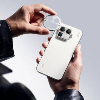 Strategia Flagship tra lente RICOH GR, potenza a 200MP e immagini spontanee