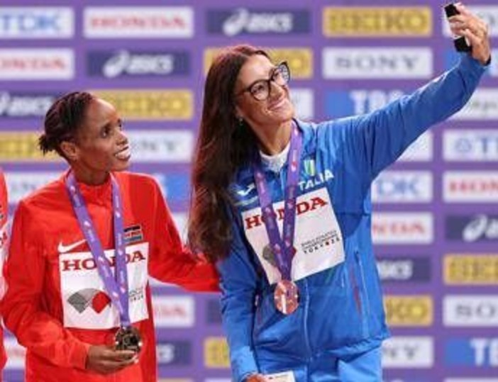 Beatrice Chebet, la regina del mezzofondo: "Ringrazio Dio per i miei successi. Battocletti? Vincerà i Mondiali e le Olimpiadi" Beatrice Chebet, la regina del mezzofondo: "Ringrazio Dio per i miei successi. Battocletti? Vincerà i Mondiali e le Olimpiadi"