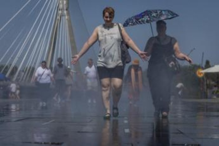 Caldo record in Europa, l'ondata si sposta a Est: Budapest verso i 40°C, allerta in 7 Paesi