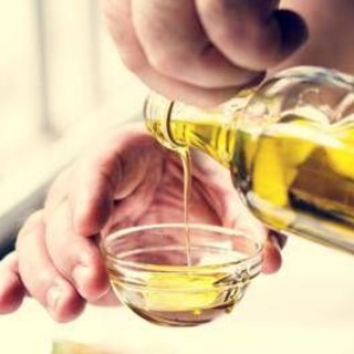 Olio extravergine d'oliva, difende cuore e cervello: tutte le proprietà Olio extravergine d'oliva, difende cuore e cervello: tutte le proprietà
