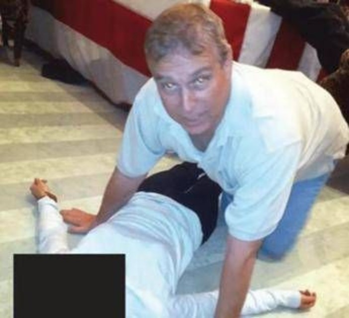 Epstein, i nuovi file: la foto che imbarazza l'ex principe Andrea Epstein, i nuovi file: la foto che imbarazza l'ex principe Andrea