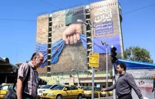 Iran, raid Usa vicino Hormuz: Teheran risponde attaccando base americana e 4 navi nello stretto Iran, raid Usa vicino Hormuz: Teheran risponde attaccando base americana e 4 navi nello stretto