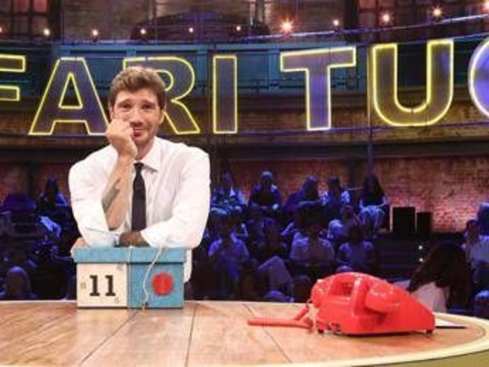 Jovanotti e Morandi con le figlie ad 'Affari Tuoi' da De Martino. Ma Sanremo non c'entra