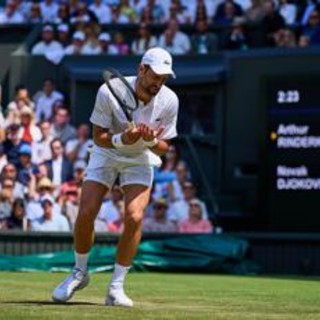 Wimbledon, Djokovic-Rinderknech finisce... con una doppia caduta