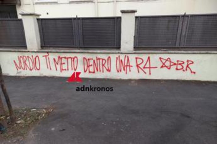 "Nordio ti metto dentro una R4", scritta choc firmata Br a Roma. Potenziata la scorta al ministro e massima allerta