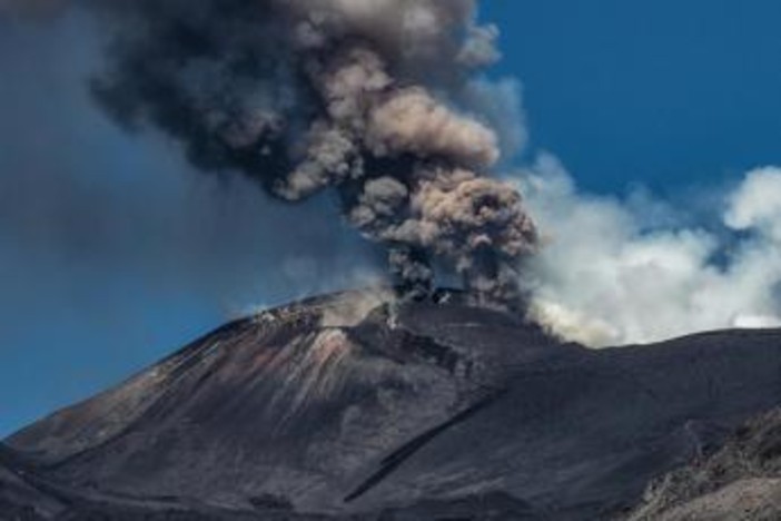 Eruzione Etna, sospesi fino alle 17 i voli in arrivo all'aeroporto di Catania Eruzione Etna, sospesi fino alle 17 i voli in arrivo all'aeroporto di Catania