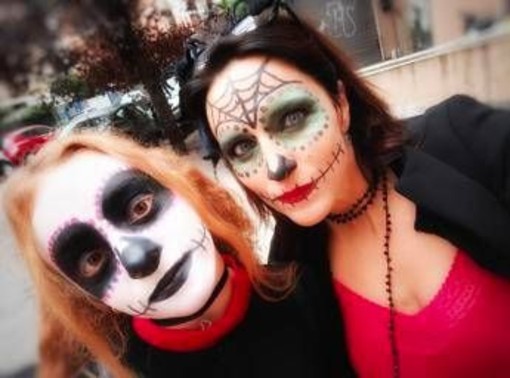 Halloween, trucchi e maschere possono danneggiare la pelle: ecco i rischi