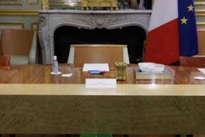 Francia, tra consultazioni e dimissioni: come funziona il Paese durante la crisi politica Francia, tra consultazioni e dimissioni: come funziona il Paese durante la crisi politica