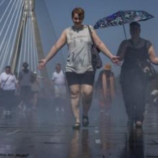 Caldo record in Europa, l'ondata si sposta a Est: Budapest verso i 40°C, allerta in 7 Paesi