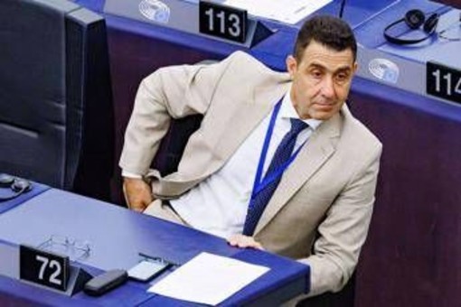 Ucraina, Vannacci contro Zelensky: "Ricatta l'Europa e vuole 70 miliardi" Ucraina, Vannacci contro Zelensky: "Ricatta l'Europa e vuole 70 miliardi"