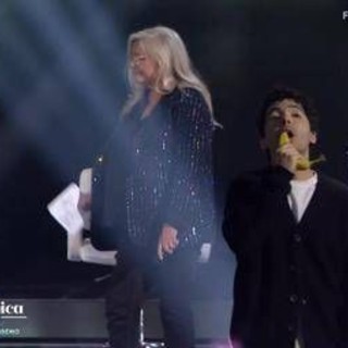 Fulminacci svela il playback a Domenica In e canta con una... banana