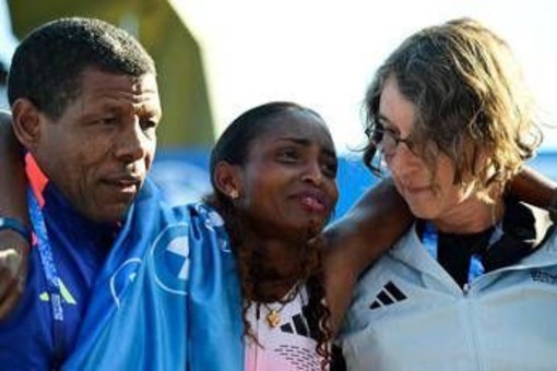 Vince la maratona di Berlino, si infortuna all'ultimo km e perde il record del mondo: il 'dramma' di Assefa