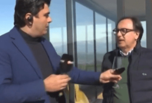 Gaffe a Uno Mattina, l'inviato scambia il microfono... per un calice di vino in diretta Gaffe a Uno Mattina, l'inviato scambia il microfono... per un calice di vino in diretta