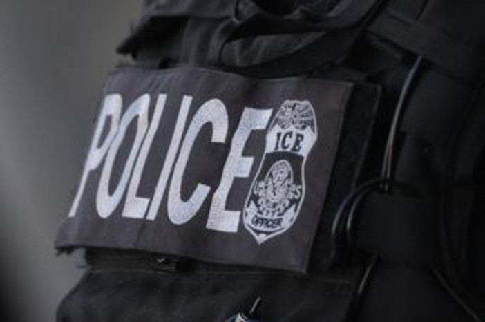 Sparatoria con agenti Ice nel Maine: ucciso un uomo