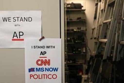 Usa, giudice ordina a Trump lo stop al bando dei media: "Riammetta alla Casa Bianca Cnn, MsNow e Politico" Usa, giudice ordina a Trump lo stop al bando dei media: "Riammetta alla Casa Bianca Cnn, MsNow e Politico"