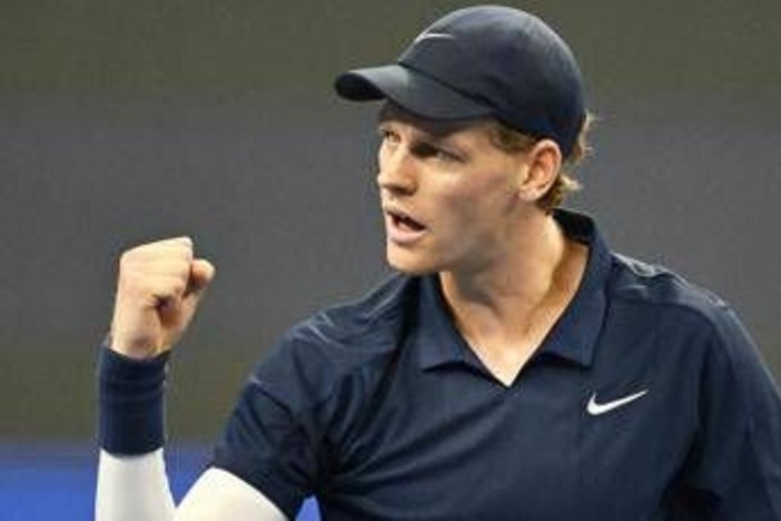 Sinner fatica ma vince a Pechino: Jannik batte Atmane e vola ai quarti Sinner fatica ma vince a Pechino: Jannik batte Atmane e vola ai quarti