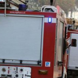 Fiamme tra Campomarino e Termoli minacciano le case, stop circolazione treni su Pescara-Bari Fiamme tra Campomarino e Termoli minacciano le case, stop circolazione treni su Pescara-Bari