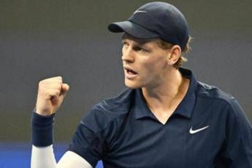 Sinner fatica ma vince a Pechino: Jannik batte Atmane e vola ai quarti