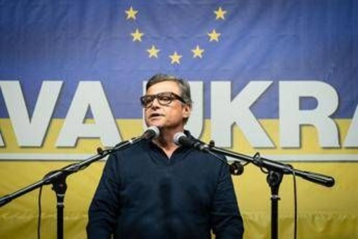 Ucraina, ambasciata russa a Roma critica Calenda per il tatuaggio. E lui replica: &quot;Verrete sconfitti come l'Urss&quot;