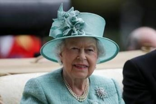 Elisabetta II e la passione per canto, quella volta in cui si esibì sulle note di 'Dancing Queen' degli Abba Elisabetta II e la passione per canto, quella volta in cui si esibì sulle note di 'Dancing Queen' degli Abba