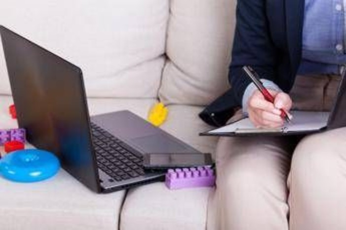 Bonus mamme lavoratrici, c'è tempo fino al 9 dicembre per richiederlo: cosa fare e a chi spetta