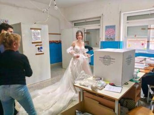 Calabria, al seggio in abito nuziale nel giorno del sì: la foto diventa virale Calabria, al seggio in abito nuziale nel giorno del sì: la foto diventa virale