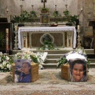 L'ultimo saluto a madre e figlio uccisi a fucilate, Camaiore si stringe nel dolore